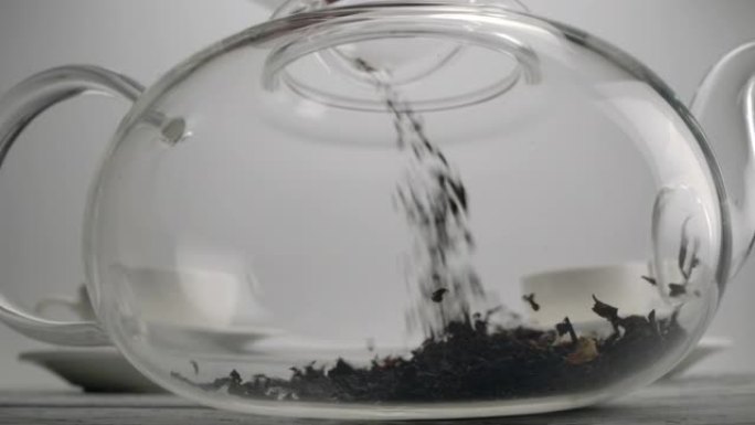 将红茶冲泡倒入白色玻璃茶壶中