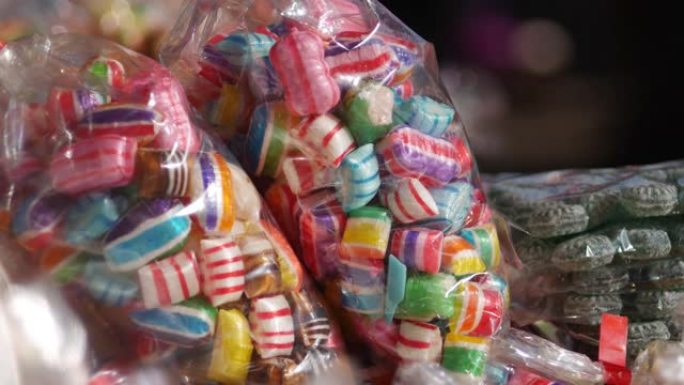 塑料包装中的彩色糖果。