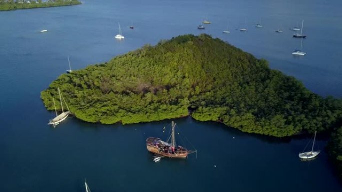 4k镜头，鸟瞰马提尼克岛滨海湾，古老的海盗船在清澈的蓝色水中