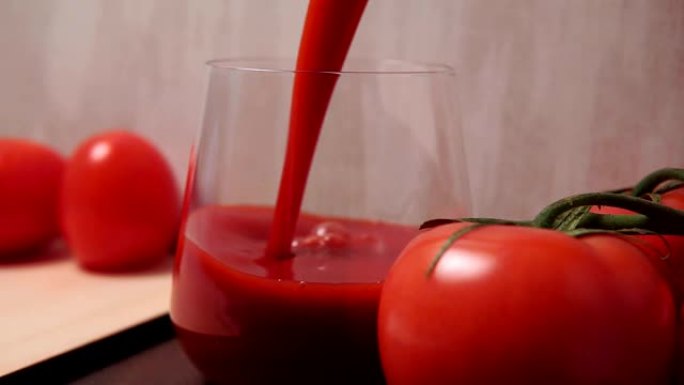 将番茄汁倒入玻璃烧杯中，以选择性聚焦