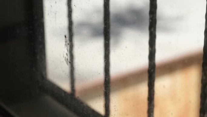 肮脏、染色、泥泞、灰尘、窗户玻璃表面细节
