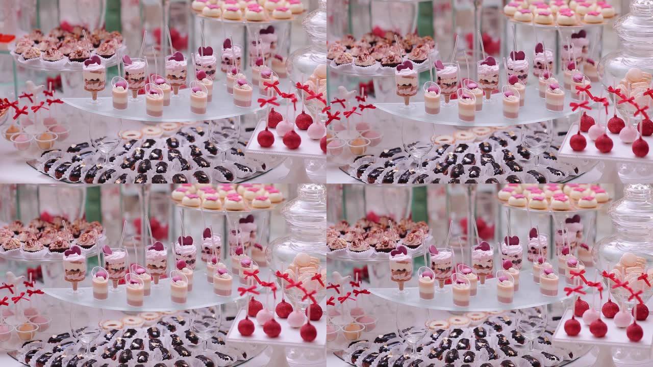 庆典大厅内美味的婚宴糖果棒甜点桌。糖果自助餐上的婚礼糕点
