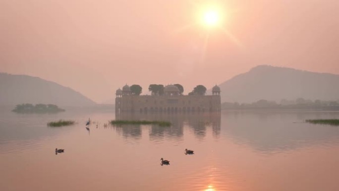 在斋浦尔日出的Jal Mahal水宫宁静的早晨。印度拉贾斯坦邦,