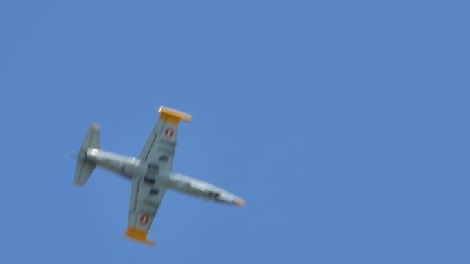 军用L-39喷气教练机在飞行中打开起落架的慢动作
