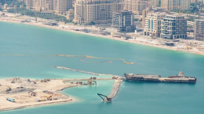 货轮和各种建筑设备在迪拜建造人工岛