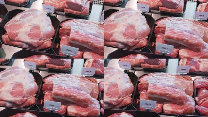 特写开胃的肉制品在特殊的容器中展出。超市橱窗出售的肉制品。