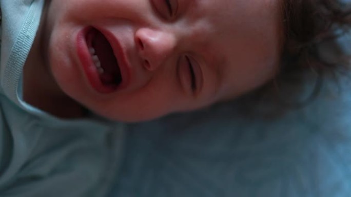 心烦意乱的哭泣的宝贝。一岁婴幼儿揉眼感觉精疲力竭