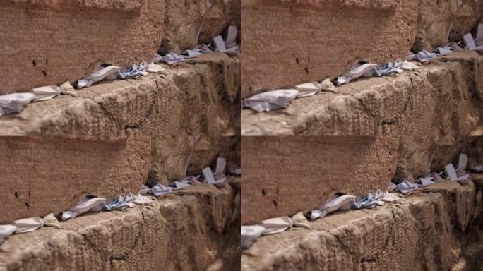 耶路撒冷西墙裂缝中的笔记镜头。以色列。动态视频。选择性聚焦