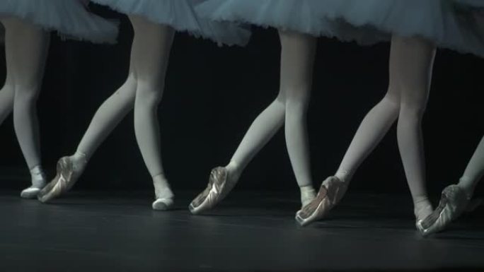 芭蕾舞工作室spbd古典表演期间年轻女芭蕾舞演员的腿视图