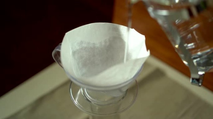 用热水冲洗滴水咖啡滤纸