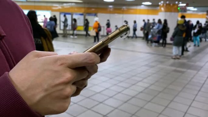 4K，亚洲年轻女子在火车上查看她的手机，并写短信。