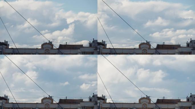 在Troitsk市，屋顶上方的天空上移动的云在白天流逝。特写视图