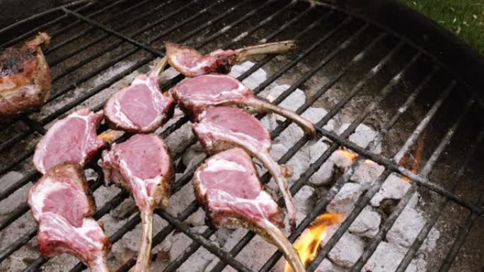 热木炭烤架上的生法国羊排