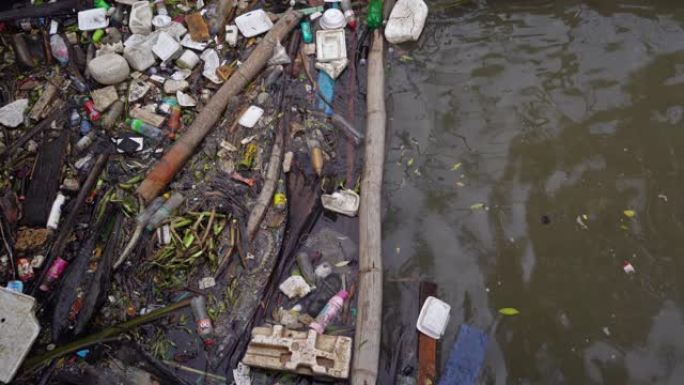 在环境污染概念中，大型垃圾场，塑料袋，垃圾和河流或湖泊中的垃圾。漂浮在脏水里。