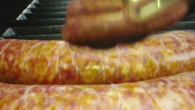 香肠放在烧烤烤架上的宏观照片
