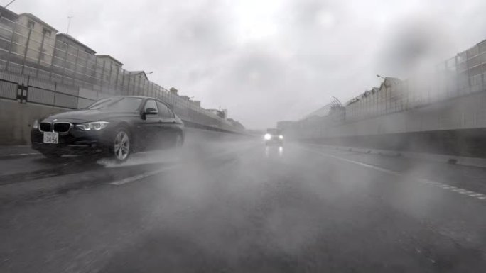 驾车穿越暴风雨的高速公路/后视图