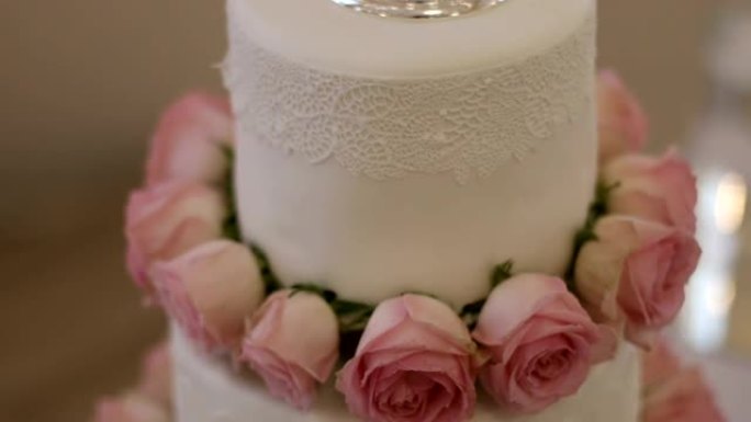 鲜花装饰的结婚蛋糕