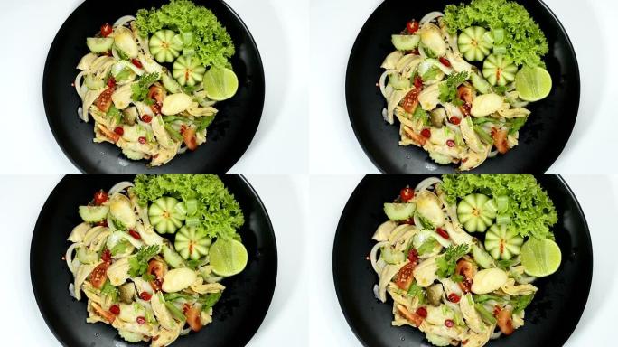 鸡肉辛辣沙拉配蔬菜菜肴泰西辛融合健康清洁食品和饮食食品