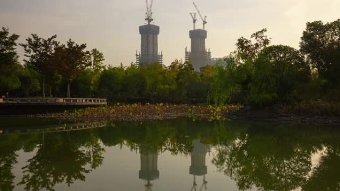 晴天杭州城市公园池塘巨型建筑延时全景4k中国