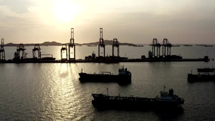 运输贸易的能源进出口业务。日落时分，载有液化石油气和油轮的船只在海港与船只全球物流的空中俯视图。