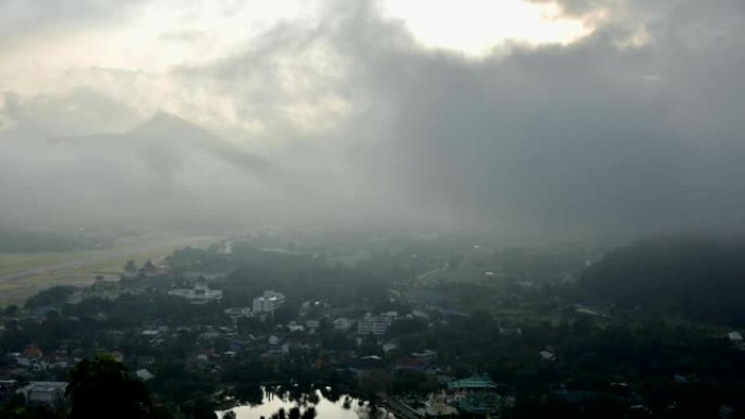 湄宏顺区早晨，在云雾中鸟瞰小镇。随着泰国北部的日出，雾笼罩着当地的村庄和山脉。