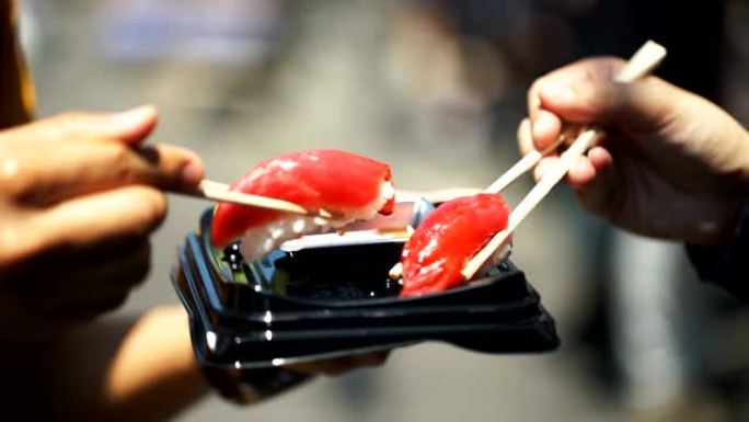 吃金枪鱼寿司和鱼市场。