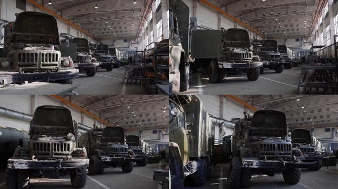 大型军用卡车排成一排在车间里进行维修