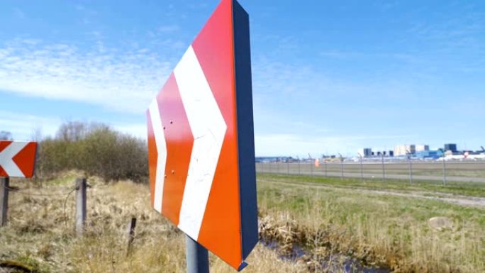 机场跑道区外橙色箭头标志