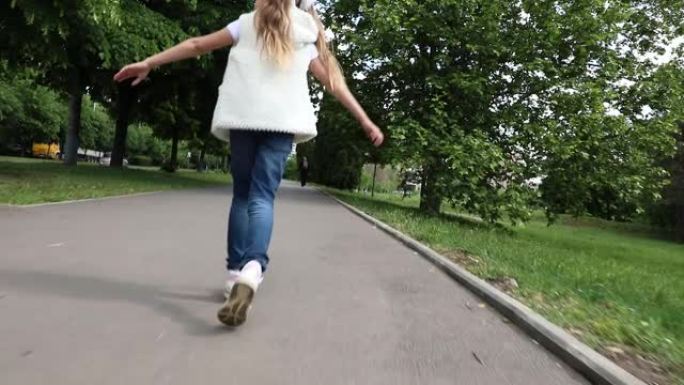 小幸运的女孩在公园的路上跑。