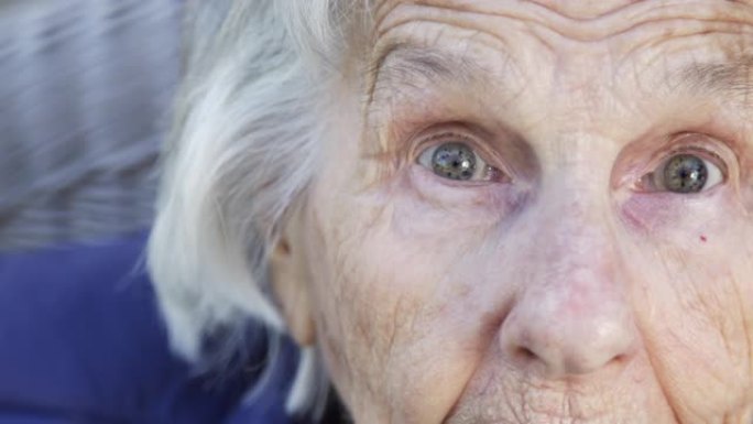 在户外的夏天，美丽，敏锐，聪明的老年高加索妇女独特的斑点漂亮的眼睛和脸的惊讶的脸拍摄