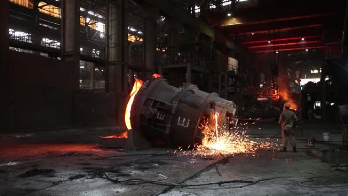 一名工人正在工厂清洗钢包