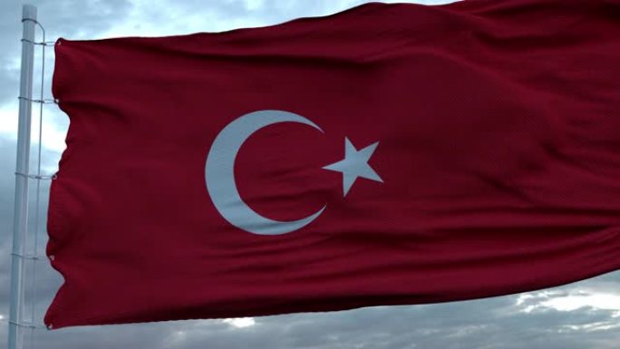 土耳其国旗迎风飘扬，映衬着深邃美丽的天空
