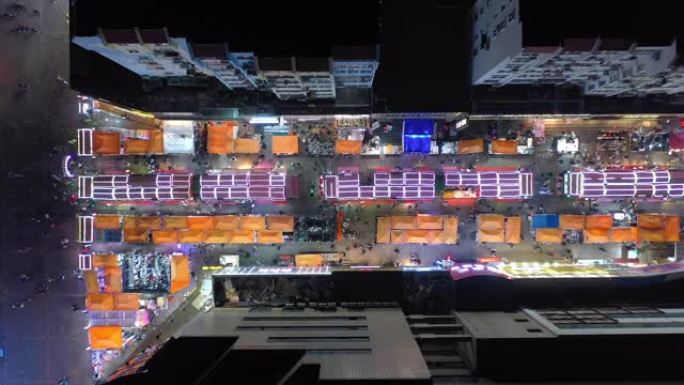 青岛市夜间照明著名步行街，带食品和商店空中俯拍全景4k中国