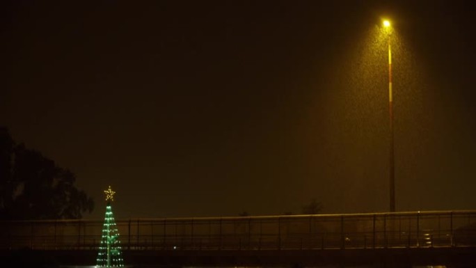 在漆黑的夜晚和大雨中照亮公共灯，城镇路灯