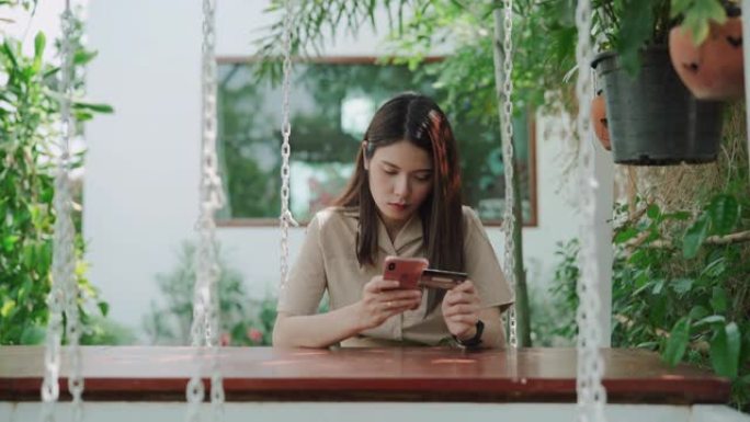 女人在酒店咖啡厅的数字平板电脑上使用信用卡在线购物股票视频