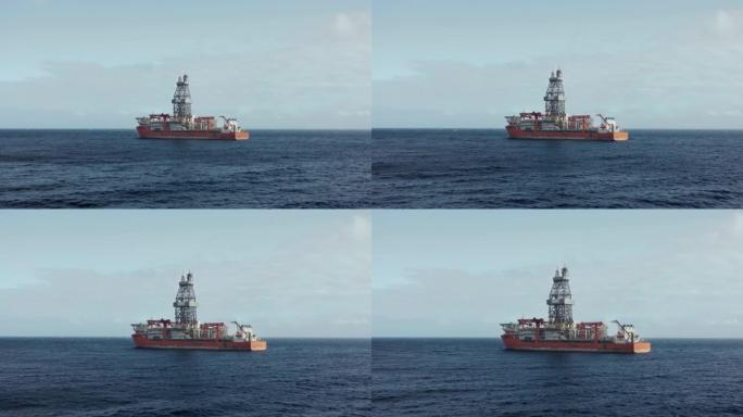 钻探船在海洋中探索新的油气田