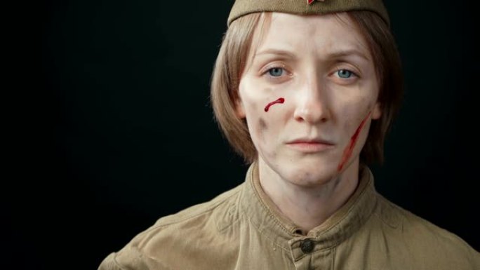 一个穿着苏联红军制服的肮脏年轻女人的录像