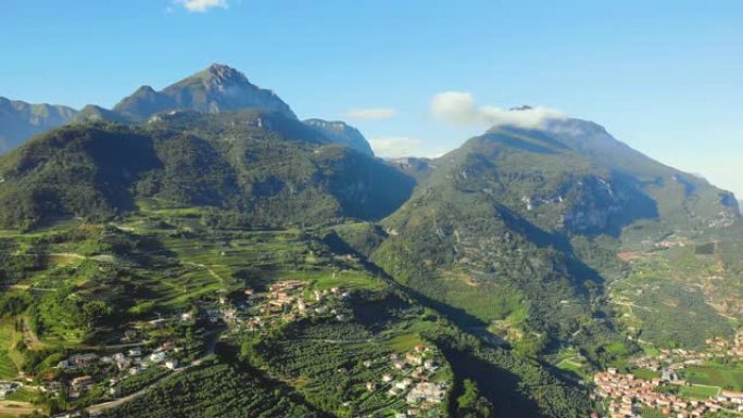 无人机航拍视频。美丽的神话般的意大利古城Riva del Garda的顶视图，带有红色屋顶。阿尔卑斯