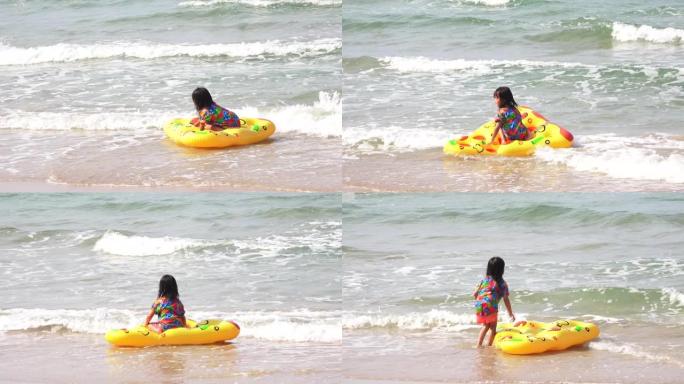 女孩在海里玩她的橡胶圈
