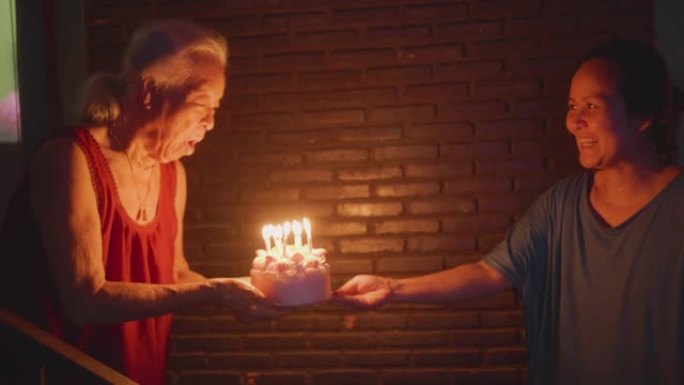 奶奶的生日聚会与家人在家里，切蛋糕，唱歌和吃饭，检疫新型冠状病毒肺炎在泰国。