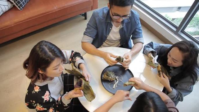亚洲华人室友在家里吃饺子聊天