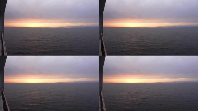 客轮甲板上五颜六色的海上日落。