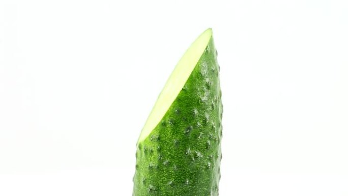 绿色黄瓜对角垂直旋转，缓慢旋转成一圈，靠近。