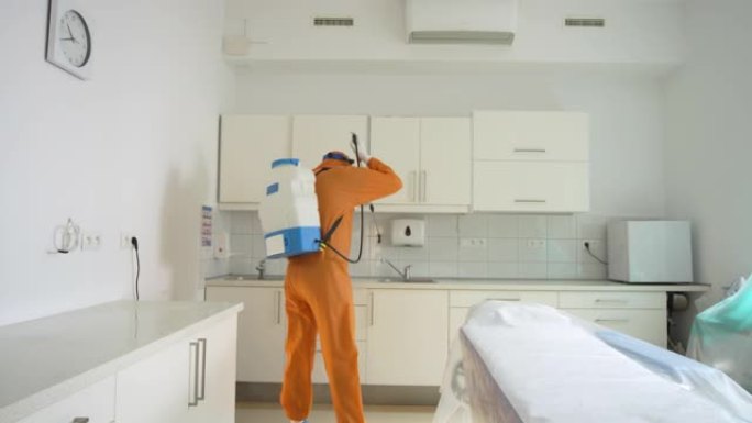 新型冠状病毒肺炎防护服消毒手术室的前线冠状病毒工人