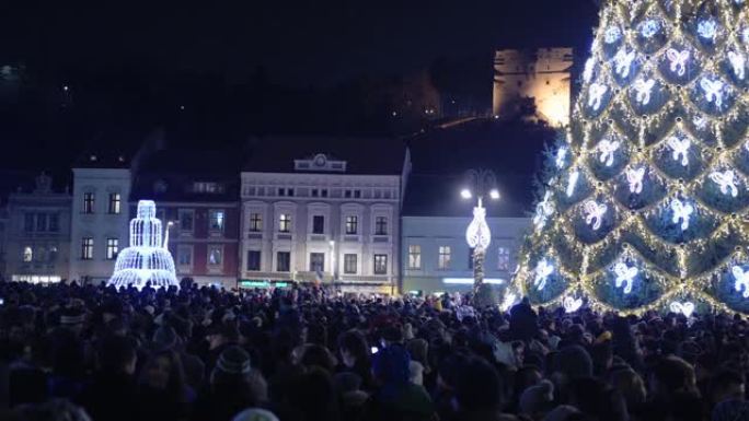 罗马尼亚，人们在布拉索夫镇广场上圣诞树旁等待新年的到来