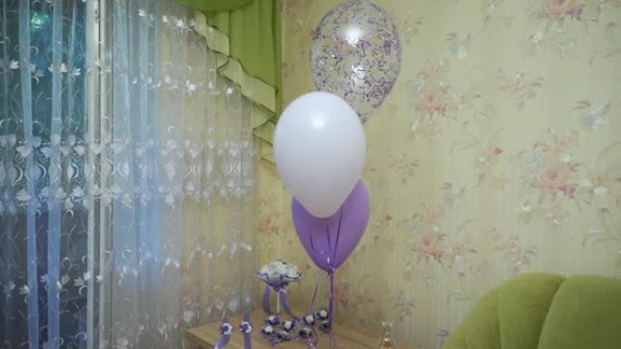 新娘房间里的大型明亮多色气球