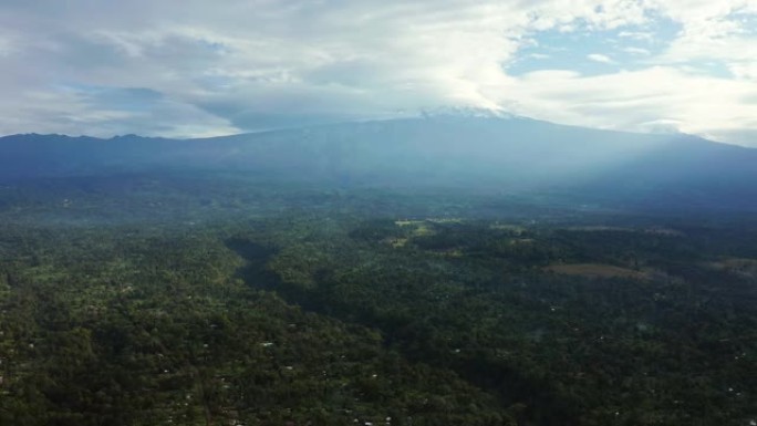 坦桑尼亚乞力马扎罗山火山的鸟瞰图。