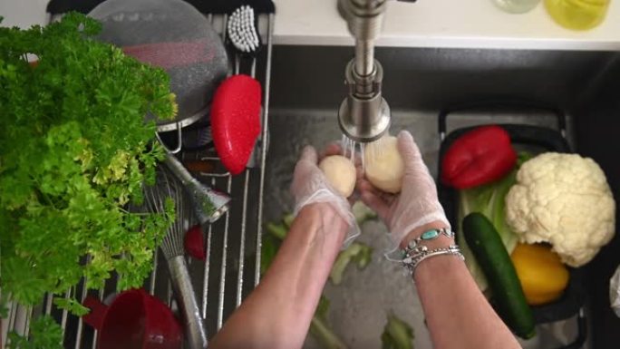 戴手套洗蔬菜洗菜清洗厨房做菜备菜火锅