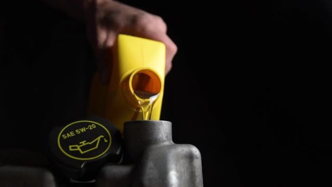 将发动机机油从黄色碳罐注入气缸体
