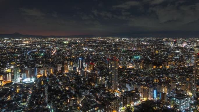 4k延时: 日本东京富士山和夜景背景下的摩天大楼和市区繁忙的交通